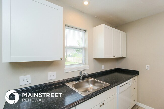 Building Photo - 6509 S McLemore Dr