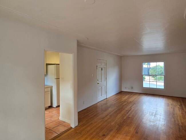 Building Photo - AVAILABLE NOW!!! 2 BEDROOM / 1 BATHROOM HO...