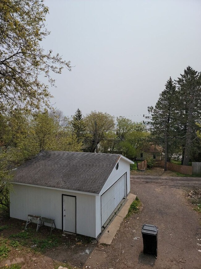 Building Photo - AVAILABLE JUNE 1st 2026 - Fantastic Newly ...