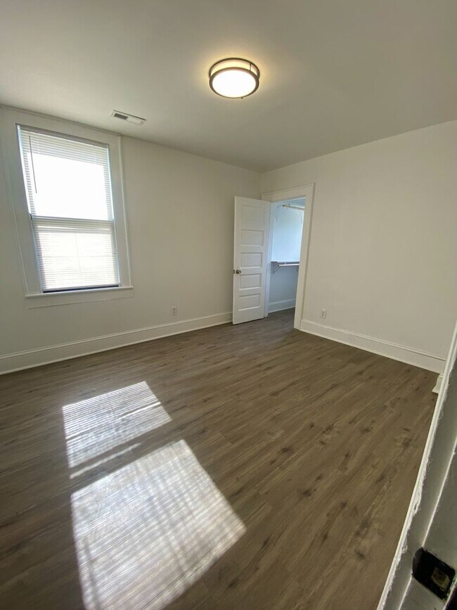 Building Photo - Riverview 2 bedroom 1 bath