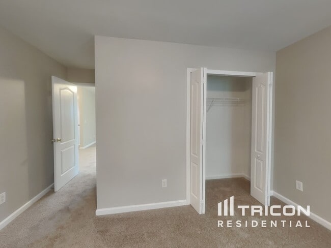 Building Photo - 5371 Lakerock Dr SW