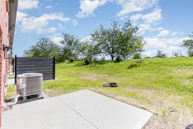 Building Photo - 2301 Point Pl