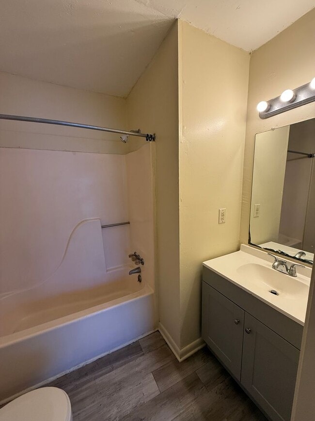 Building Photo - 2BD 1.5BA TOWNHOUSE WITH WATER INCLUDED