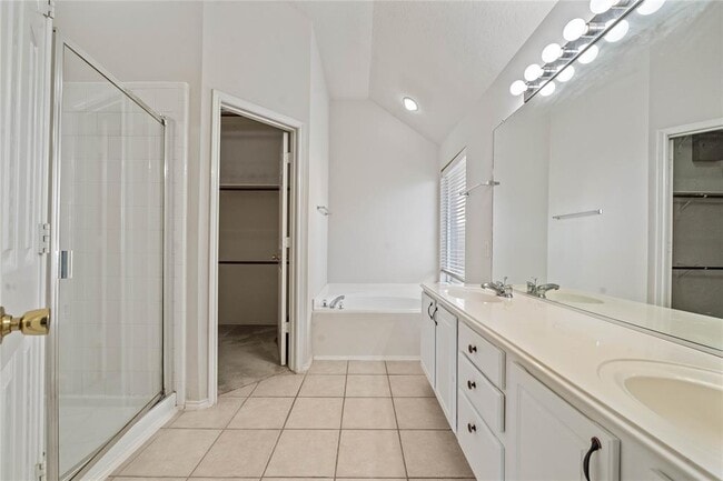 Building Photo - 11843 Leaf Oak Dr