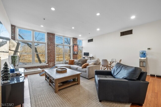 Building Photo - 262 Main St