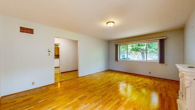 Building Photo - 1426 3rd St