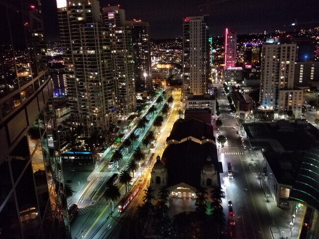 Building Photo - Electra! Spectacular Water and City views 28th floor 2bd 2ba NorthEast Corner