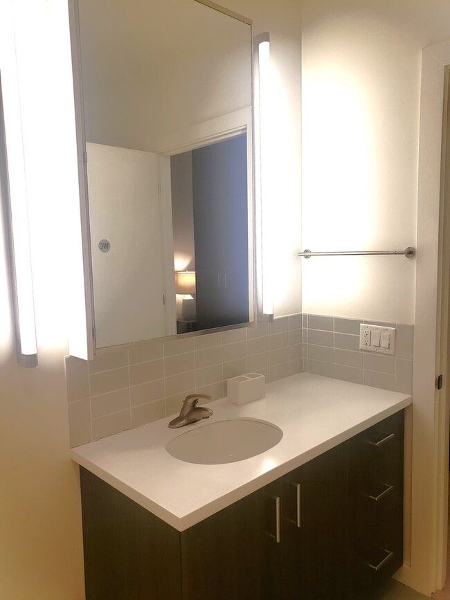 Building Photo - Overlook Neighborhood Condo!