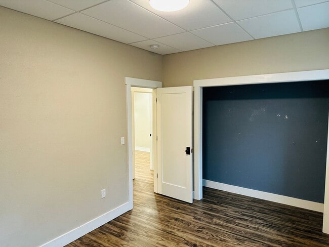 Building Photo - Charming Vintage Farm House