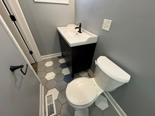 Building Photo - Fountain Square 3 Bed 2 Bath with fenced in backyard