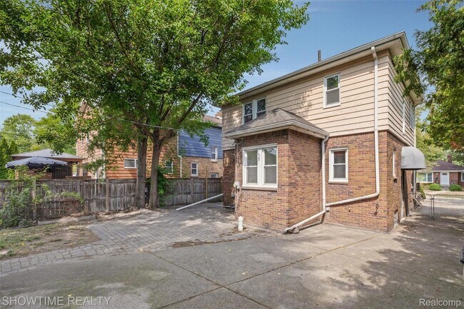 Building Photo - 2410 Yale Ave