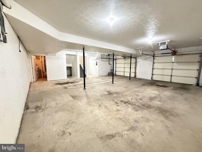 Building Photo - 1234 Lakeview Dr