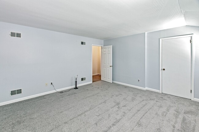 Building Photo - 5 bedroom, 2.5 bath home in Claymont