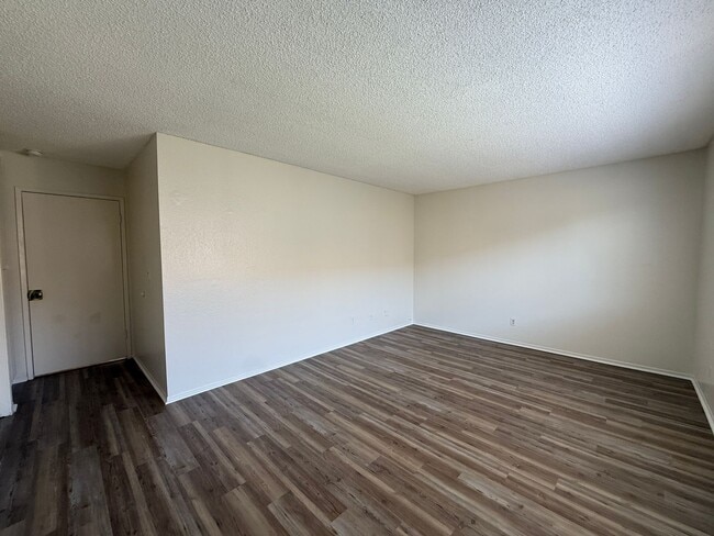 Building Photo - Quail Meadows Upstairs Condo with Easy Access to 101 Frwy/VSFB