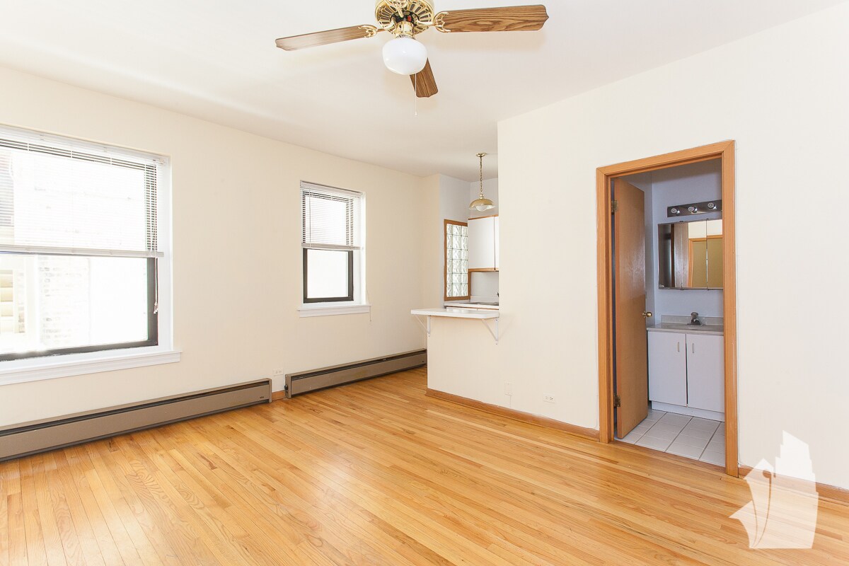 Building Photo - 635 W Barry Ave