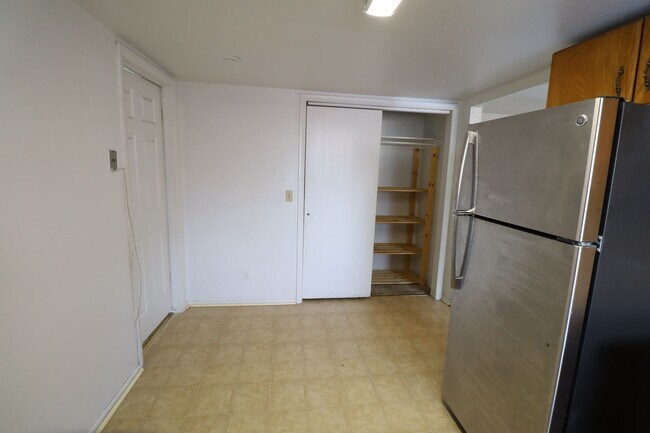 Building Photo - 400 E 4 plex