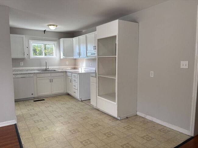 Building Photo - 4 Bedroom, 2 Bathroom House in Greensboro!