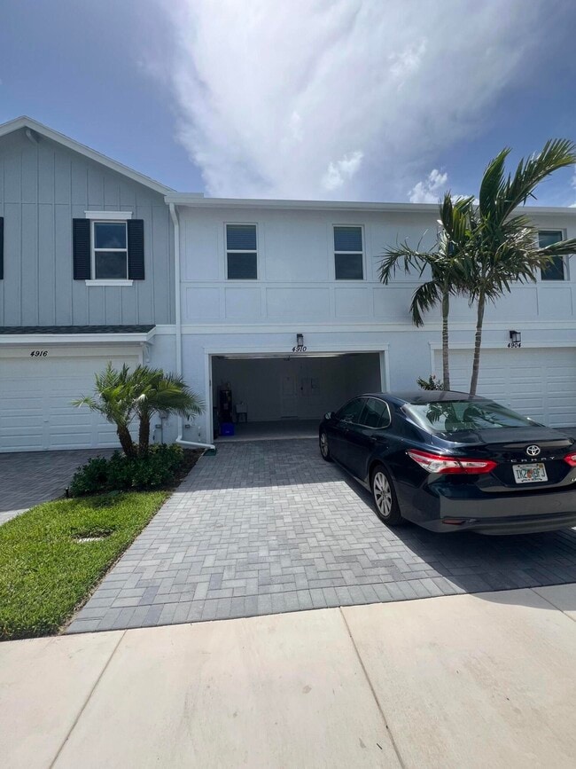 Building Photo - 4910 Longwood Lake Sq