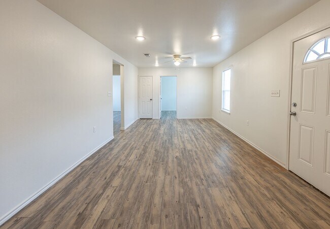 Building Photo - Leasing Special**  MOVE IN READY!