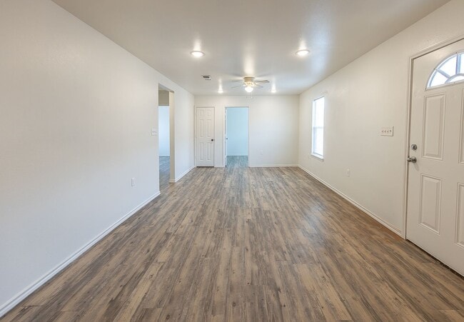 Building Photo - SELF SHOWING!! Enhanced Convenience: 3/2 H...