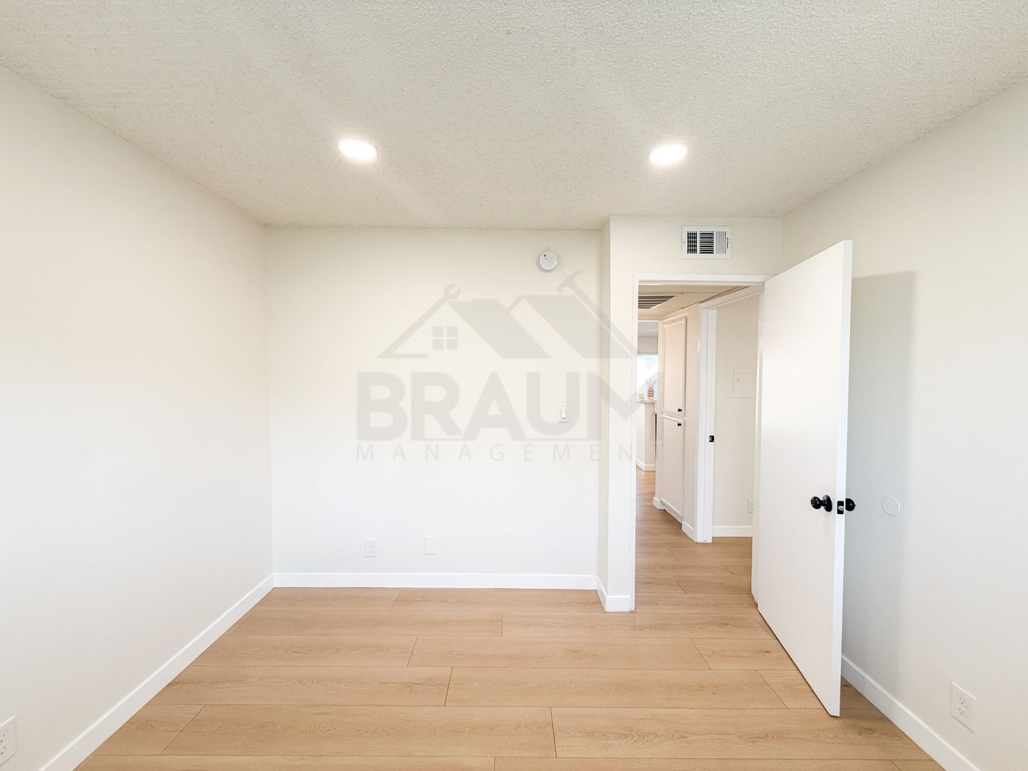 Building Photo - 14801 Delano St
