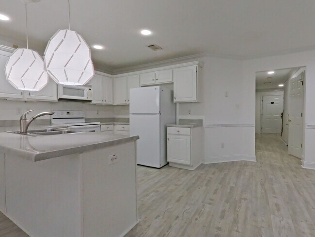 Building Photo - Available NOW- West Augusta Townhome with garage