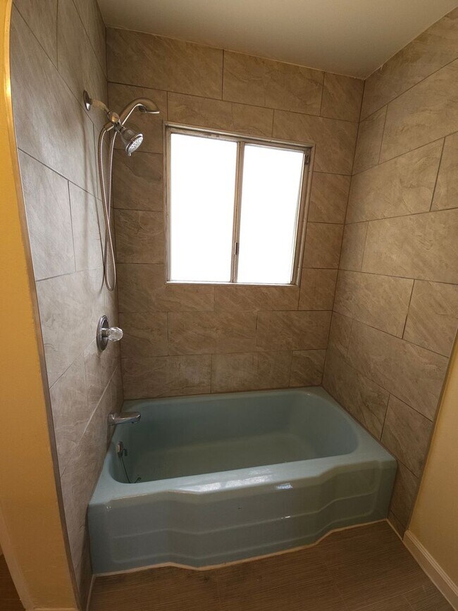 Building Photo - Large 5 bedroom 2 bath Split Level House w...