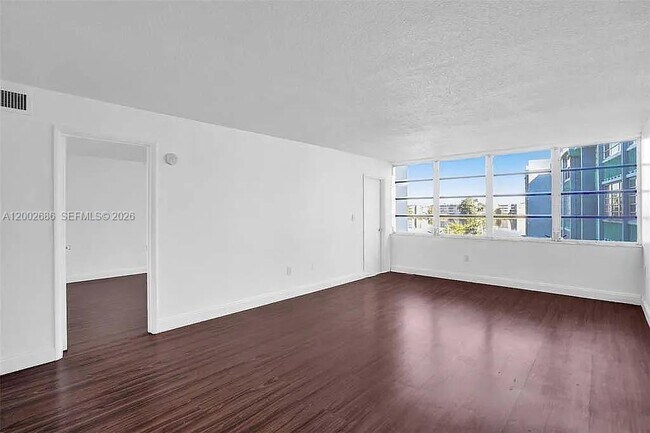 Building Photo - 1501 NE Miami Gardens Dr