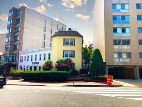 Building Photo - 900 24th St NW