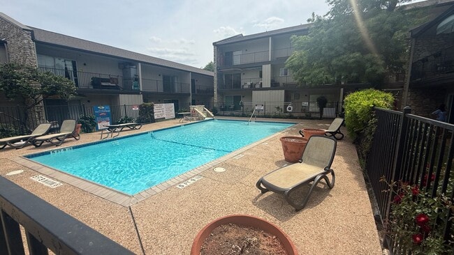 Building Photo - Gorgeous Condo nestled right on Lady Bird Lake!