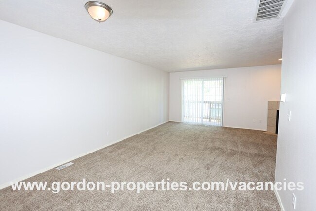 Building Photo - NE Halsey St - 2 bedroom townhouse with de...