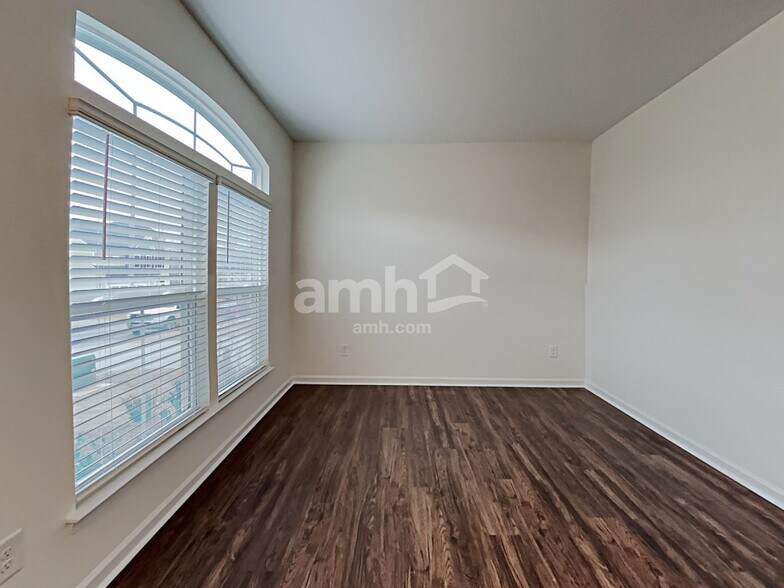 Building Photo - 5054 Twin River Dr