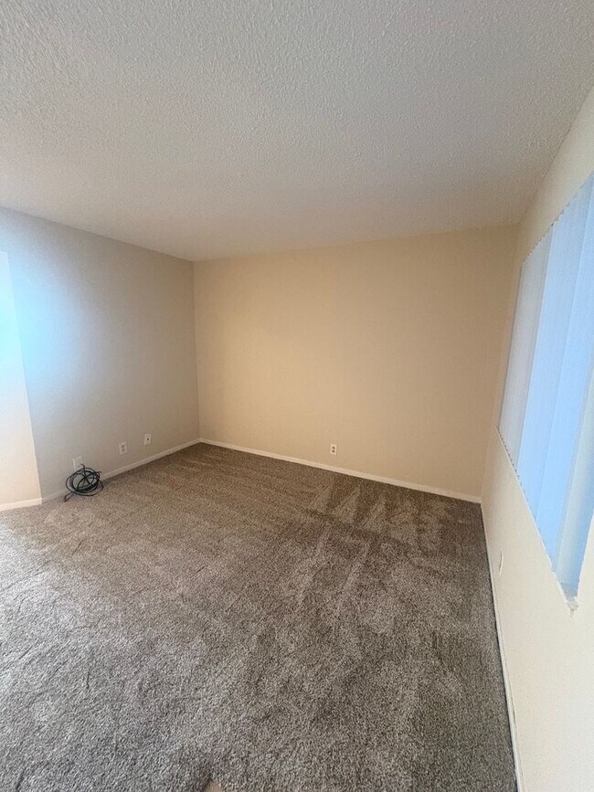 Building Photo - 1st floor 1 bedroom 1 bath apartment w/ assigned parking!