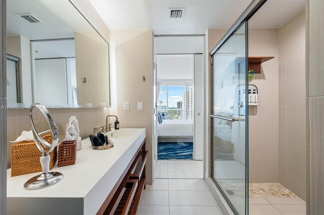 Building Photo - 3101 Bayshore Dr