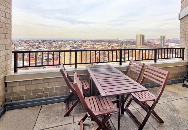 balcony - 7004 Boulevard E