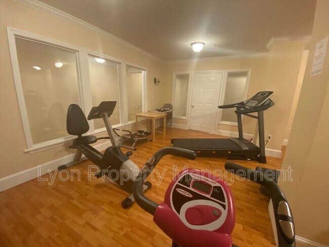 Building Photo - 426 Mt Hope St