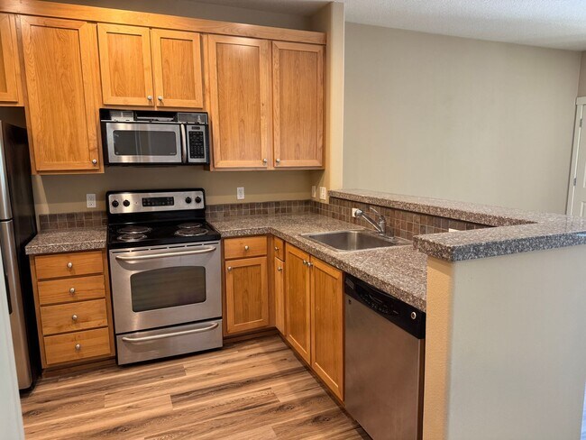 Building Photo - Beautiful 1br Condo in Sherwood. End unit ...