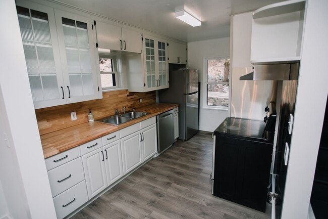 Building Photo - Charming 4-Bedroom Home with Stunning View...