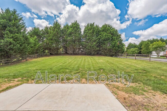Building Photo - 2069 White Cedar Ln