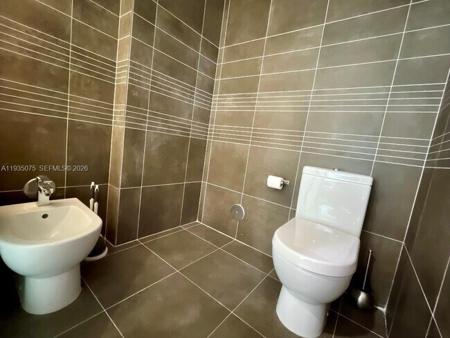 Building Photo - 2100 Park Ave