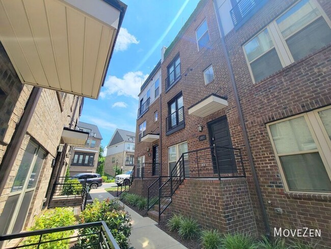 Building Photo - 15041 New Amsterdam Ln