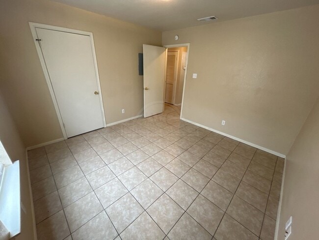 Building Photo - 1905 Windward Dr