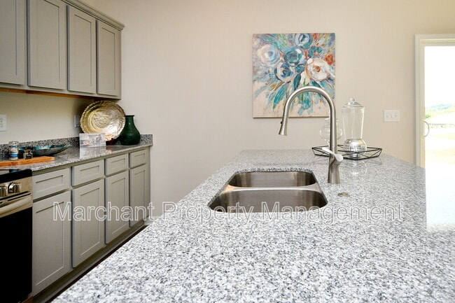 Building Photo - 27 English Ct