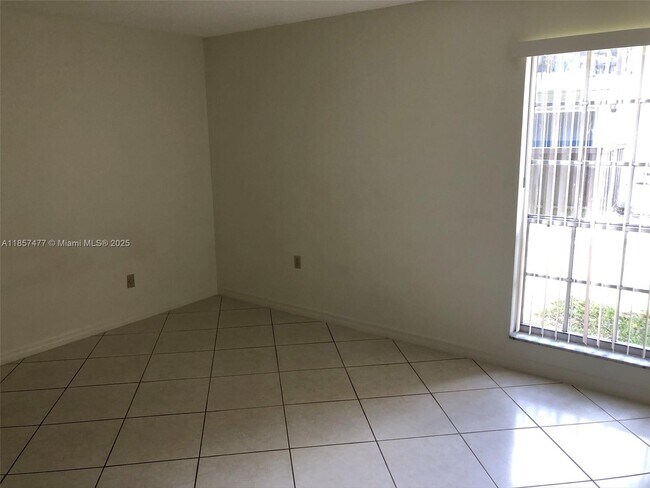 Building Photo - 10748 N Kendall Dr