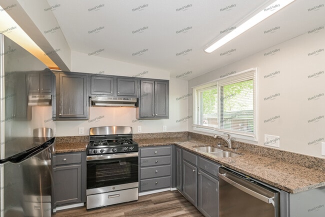 Building Photo - 890 St Anthony Ln