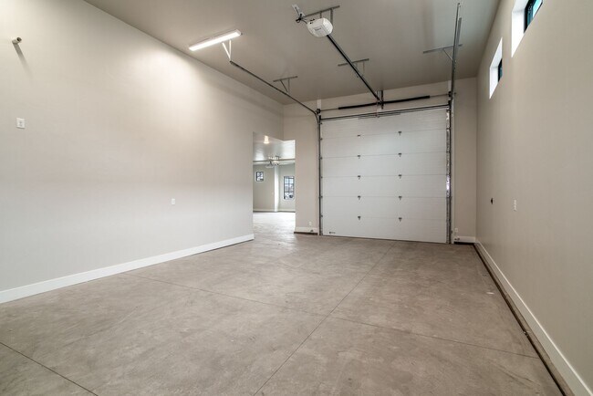 Building Photo - Gorgeous 5 bed | 3.5 bath |  Custom Home with RV Garage in Tonaquint!