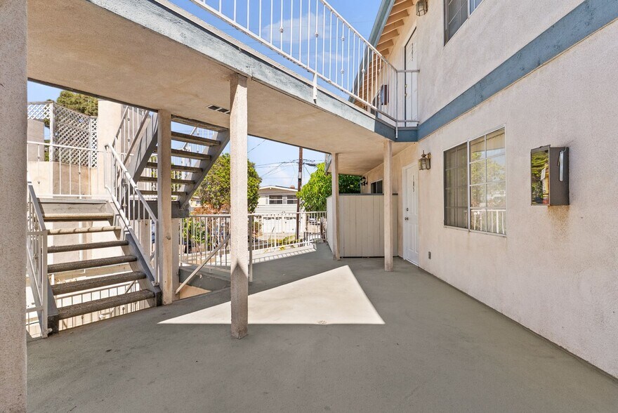 Building Photo - 1075 Loma Ave