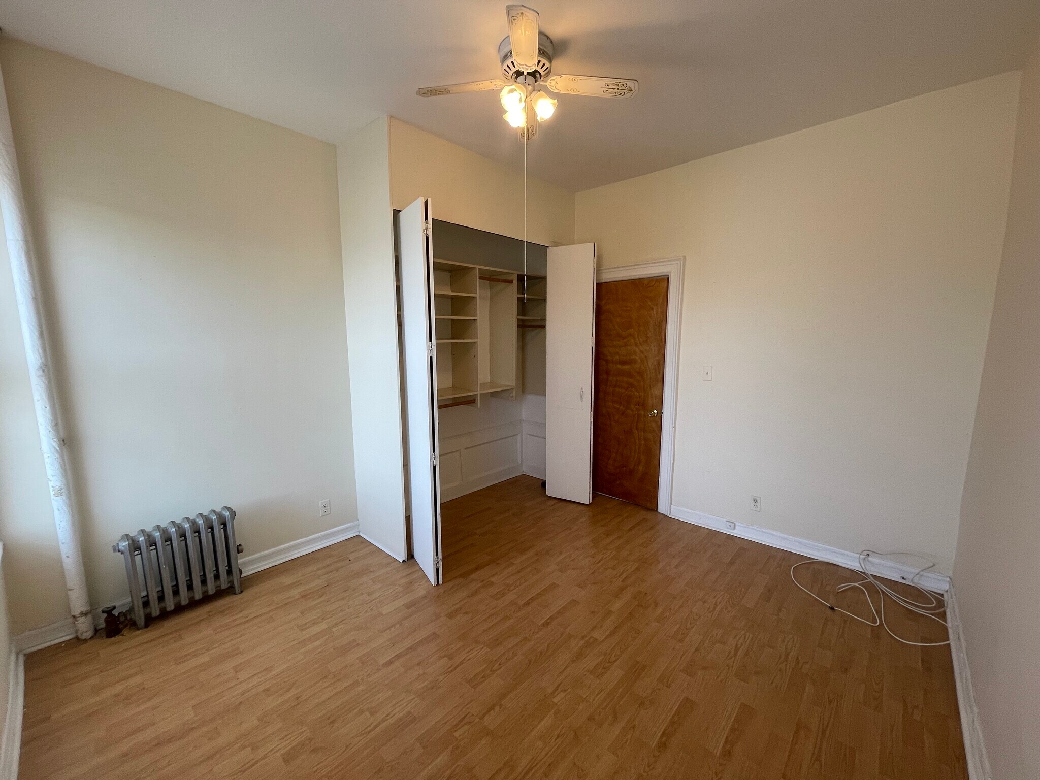 Bedroom with closet organizer - 98 Bristol St