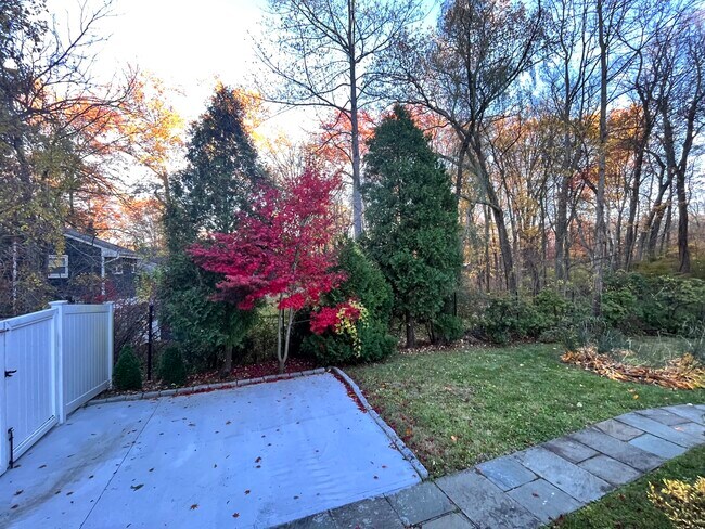 Building Photo - 158 Jelliff Mill Rd