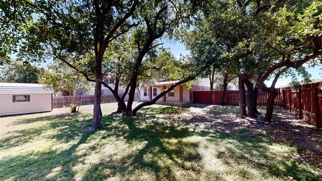 Building Photo - PRICE IMPROVEMENT IN WHITE ROCK $1,995!!!!